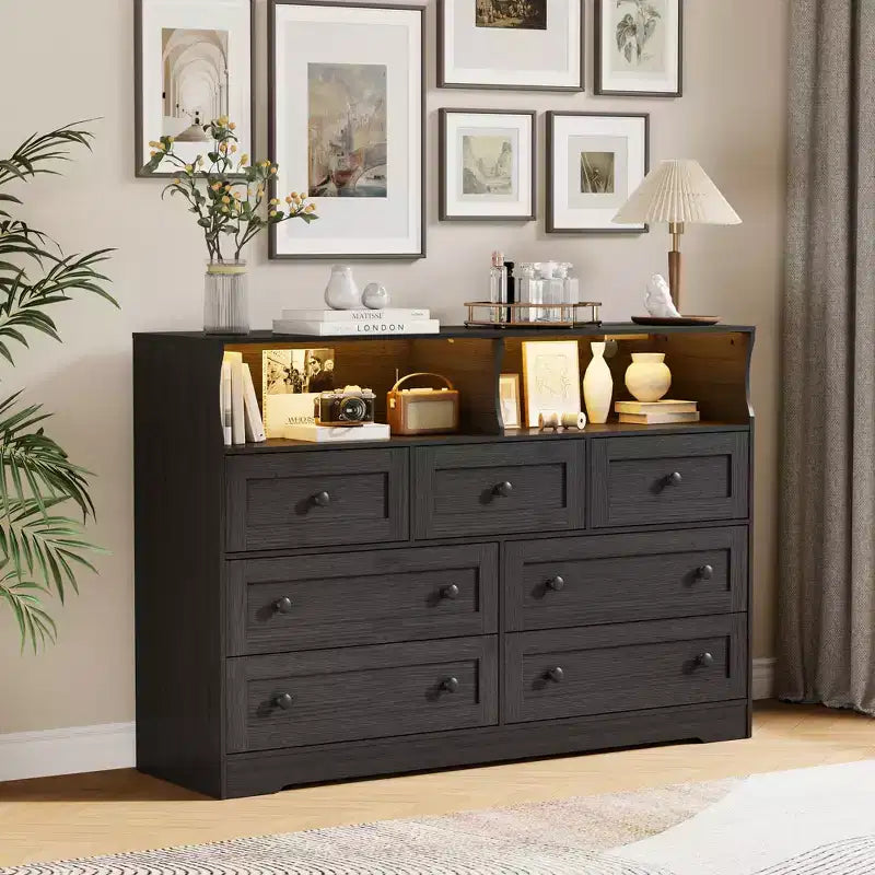 Commode de chambre à 7 tiroirs avec lumières LED, commode en bois avec 2 compartiments ouverts et station de charge pour placard, entrée