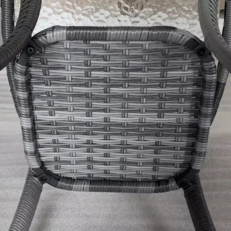 Table basse d'extérieur avec étagère de rangement, table d'appoint en osier tressé à la main avec plateau en verre à effet ondulé