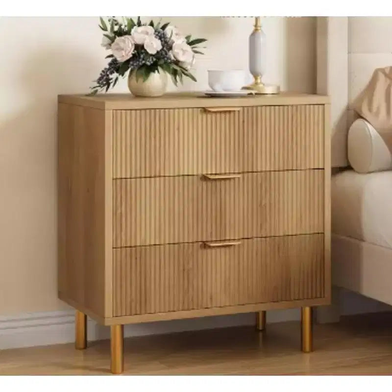 Commode à 3 tiroirs avec texture verticale et pieds fuselés pour le salon