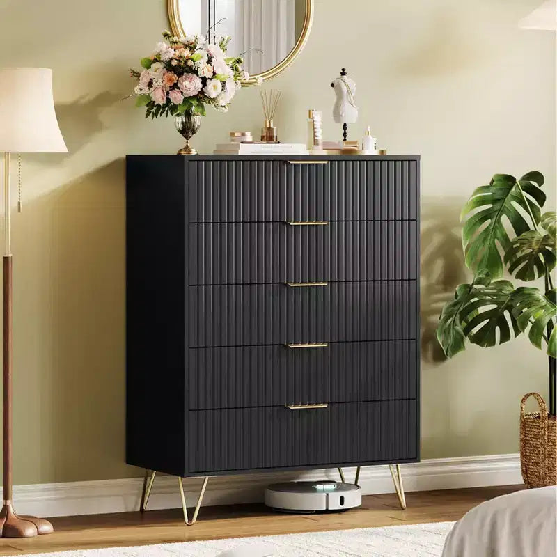 Commode moderne cannelée à 5 tiroirs de 121 cm de haut, chêne naturel, poignées dorées, plateau de 90 kg, anti-basculement, étanche, rangement d'appoint pour chambre/couloir