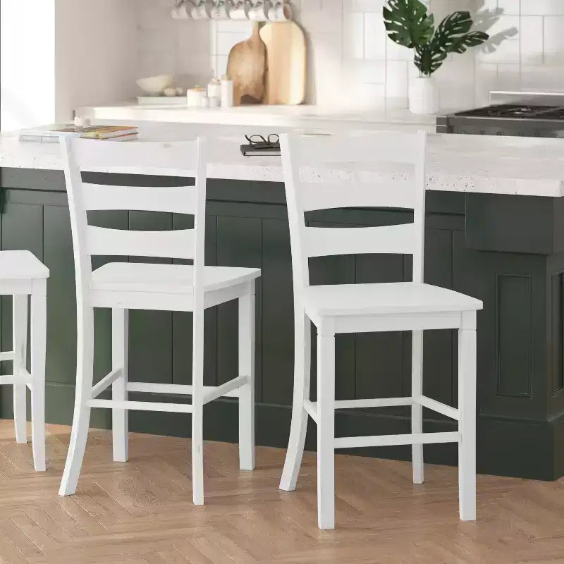 Ensemble de deux tabourets de bar à hauteur de comptoir classiques en bois à dossier échelle avec assise en bois massif