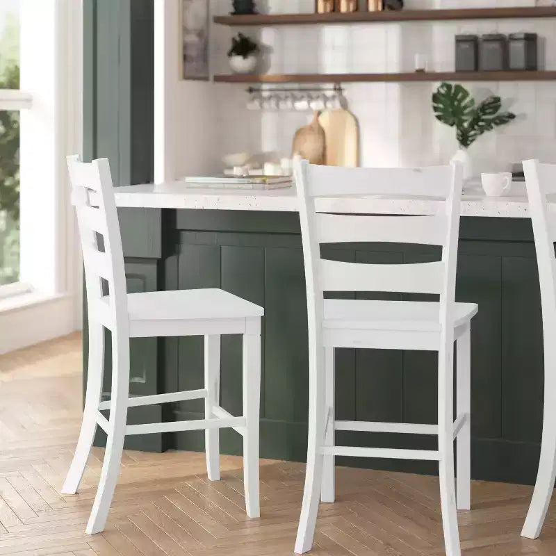 Ensemble de deux tabourets de bar à hauteur de comptoir classiques en bois à dossier échelle avec assise en bois massif