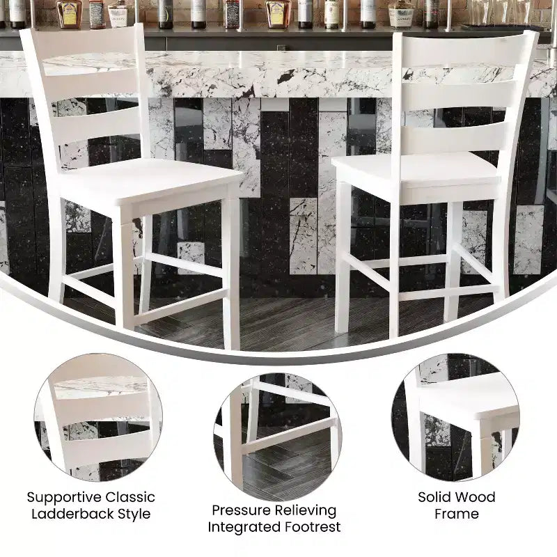 Ensemble de deux tabourets de bar à hauteur de comptoir classiques en bois à dossier échelle avec assise en bois massif