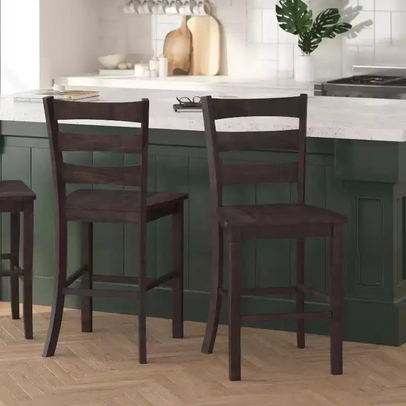 Ensemble de deux tabourets de bar à hauteur de comptoir classiques en bois à dossier échelle avec assise en bois massif
