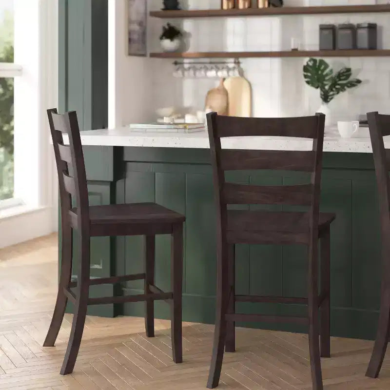 Ensemble de deux tabourets de bar à hauteur de comptoir classiques en bois à dossier échelle avec assise en bois massif