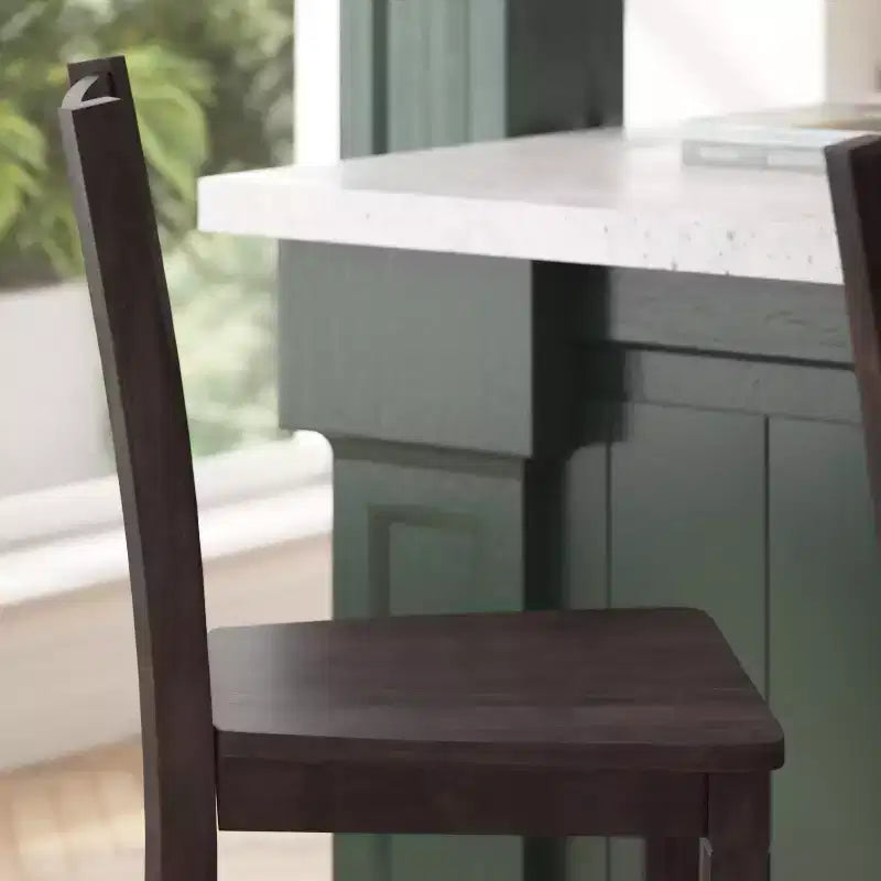 Ensemble de deux tabourets de bar à hauteur de comptoir classiques en bois à dossier échelle avec assise en bois massif