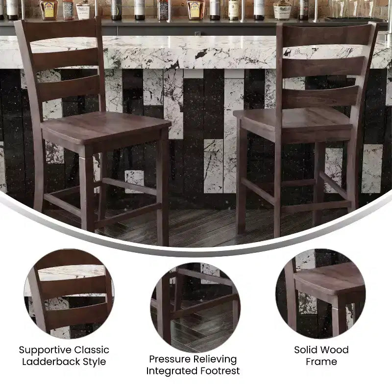 Ensemble de deux tabourets de bar à hauteur de comptoir classiques en bois à dossier échelle avec assise en bois massif